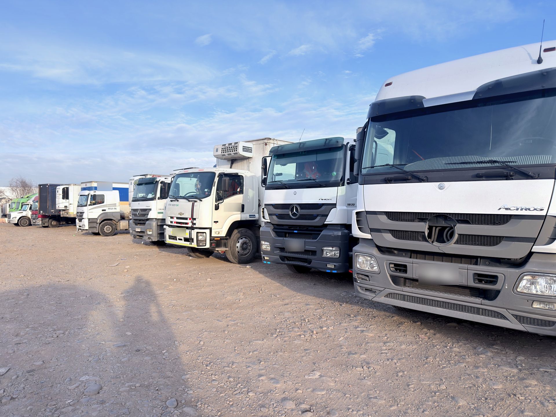 Línea de camiones de la flota Llevotucarga en el patio de San Bernardo