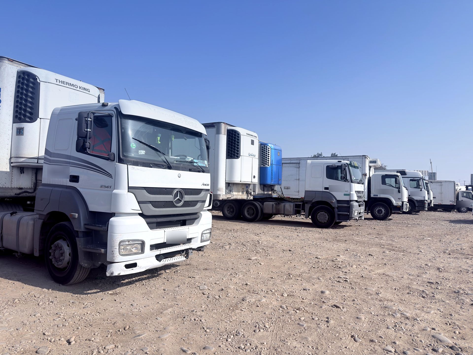 Tractocamión Mercedes-Benz Axor con rampla refrigerada Thermo King en el patio de Llevotucarga
