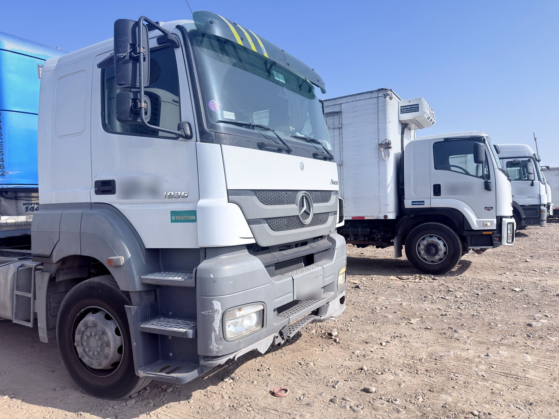 Camión Mercedes-Benz Axor junto a camión rígido con equipo de frío Hwasung Thermo